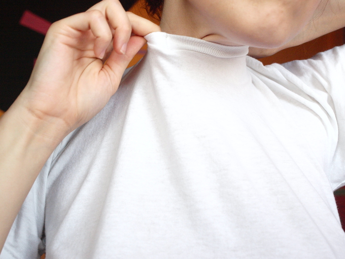 How to Dress to Minimize Your Bust (for Teenagers)